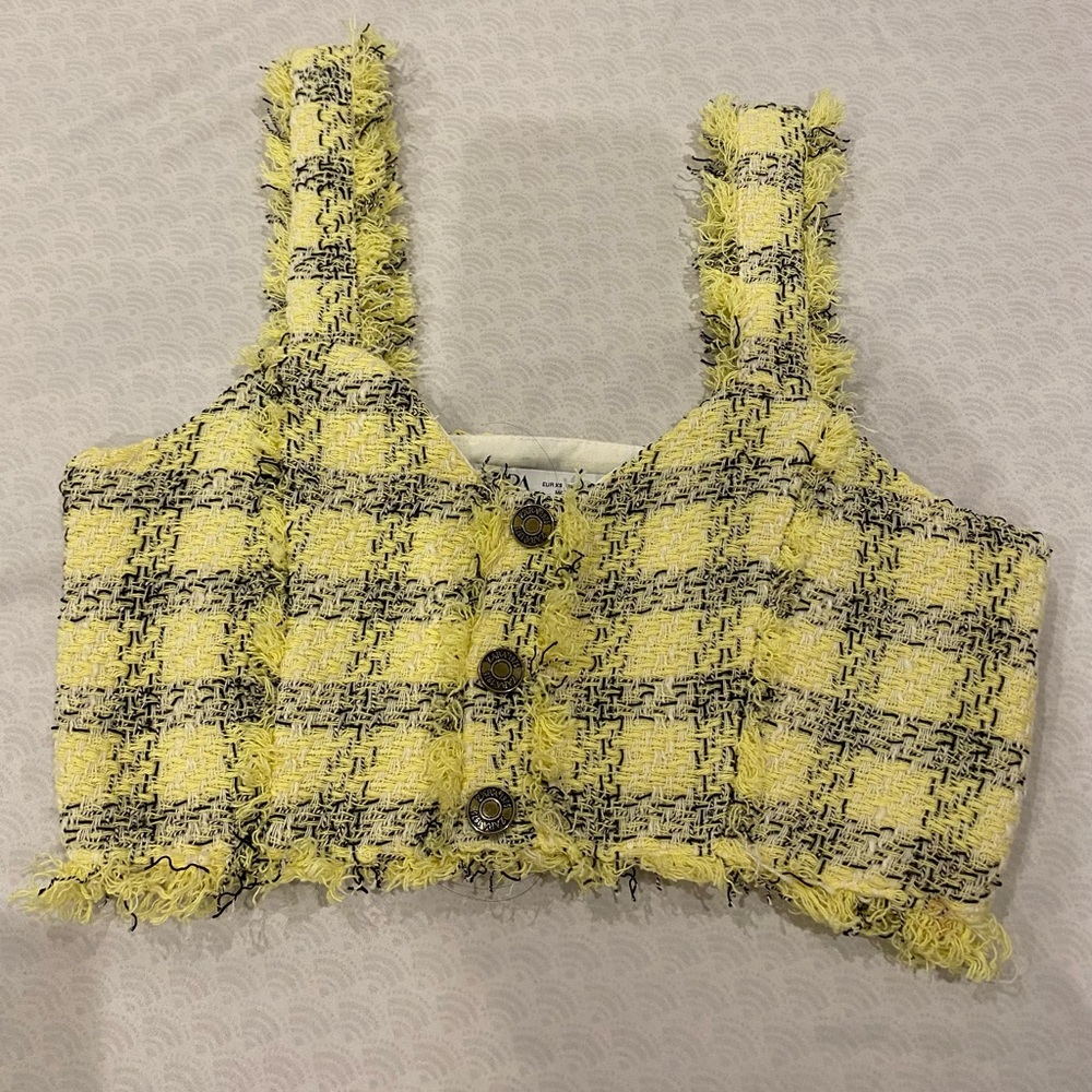 This is a cute Zara Plaid crop top! Fits xs! Worn only 2x!